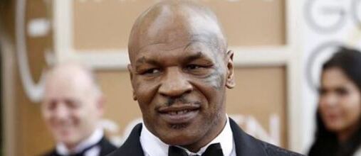 Mike Tyson vo fraku.