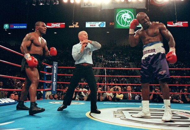Mike Tyson a Evander Holyfield tesne po tom, čo prišiel o časť ucha.