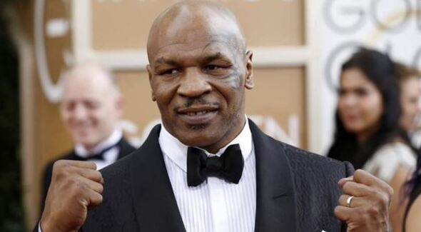 Mike Tyson vo fraku.