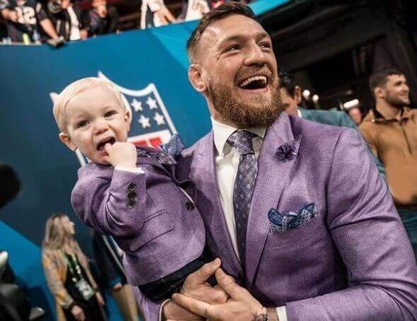 Conor McGregor so synom Conorom na otvorení SuperBowlu.