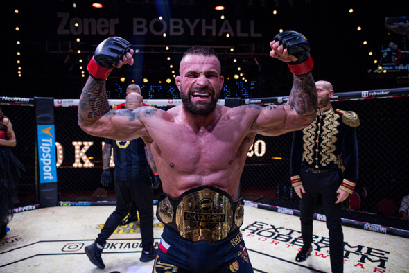 Karlos Vémola s opaskom šampióna strednej váhy Oktagon MMA.