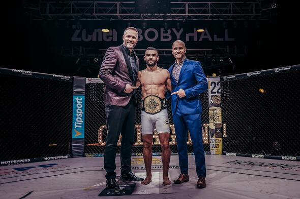 Ondřej Novotný a Pavol Neruda (vpravo) so šampiónom Ivanom Buchingerom - Oktagon MMA.