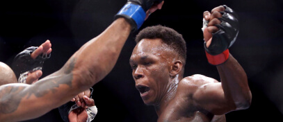 Israel Adesanya a jeho povestný high-kick.