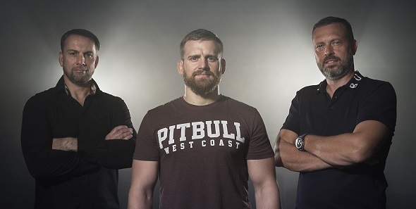 Český bojovník Patrik Kincl (uprostřed) s dalšími zakladateli MMAsters League