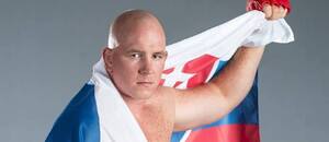 Štefan Vojčák so slovenskou vlajkou (KSW)