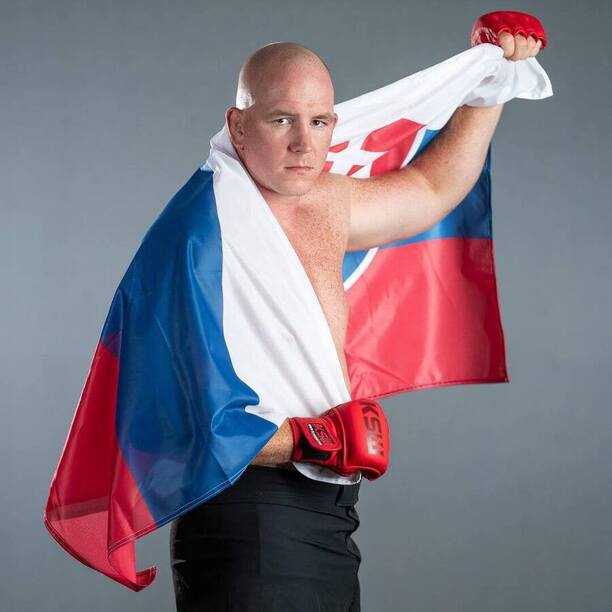 Štefan Vojčák so slovenskou vlajkou (KSW)