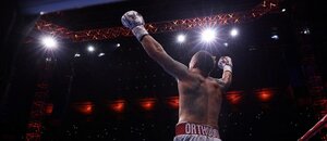 Oleksandr Usyk oslavuje druhé víťazstvo nad Duboisom.