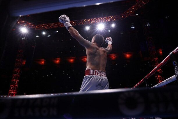 Oleksandr Usyk oslavuje druhé víťazstvo nad Duboisom.