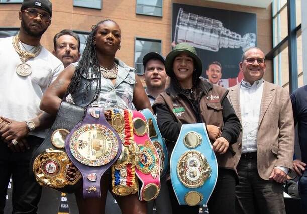 Claressa Shields a Lani Daniels pózujú s opaskami pred svojím zápasom.