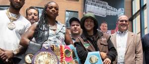 Claressa Shields a Lani Daniels pózujú s opaskami pred svojím zápasom.