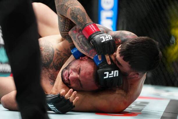 Yadier del Valle poráža Isaaca Dulgariana na submisiu.