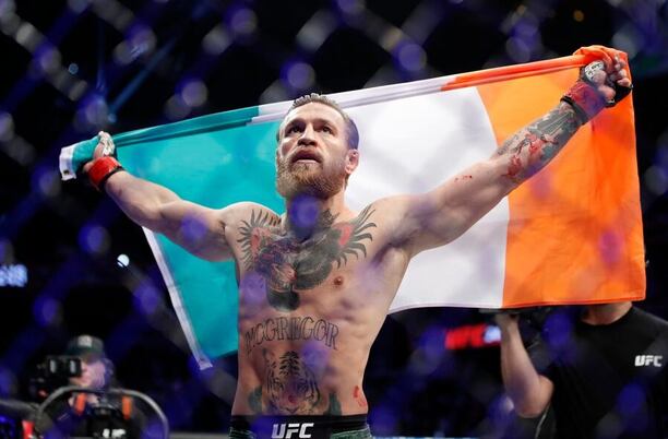 Conor McGregor v UFC s írskou vlajkou v roku 2020.