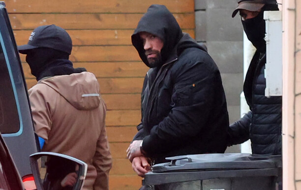 Polícia odvádza Karlosa Vémolu v&nbsp;putách.