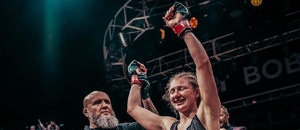 Lucia Szabová sa teší z víťazstvo v Oktagon MMA.