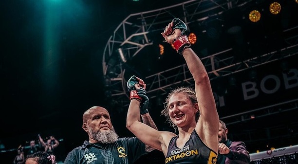 Lucia Szabová sa teší z&nbsp;víťazstvo v&nbsp;Oktagon MMA.